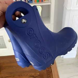 Size 7 Crocs Galoshes in Blue